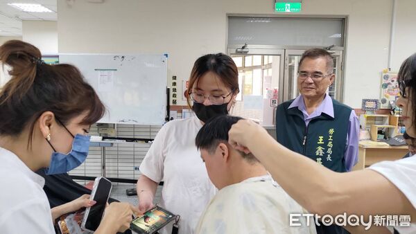 ▲台南市勞工局攜手工會舉辦公益義剪活動,關懷弱勢族群。(記者林東良翻攝,下同)