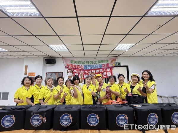 ▲台南市勞工局攜手工會舉辦公益義剪活動,關懷弱勢族群。(記者林東良翻攝,下同)
