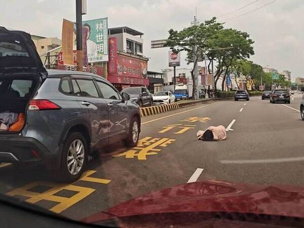 ▲彰化暖醫為撞飛的女子擋車。(圖/翁醫師提供)