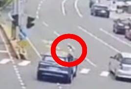 ▲彰化暖醫為撞飛的女子擋車。(圖/翁醫師提供)