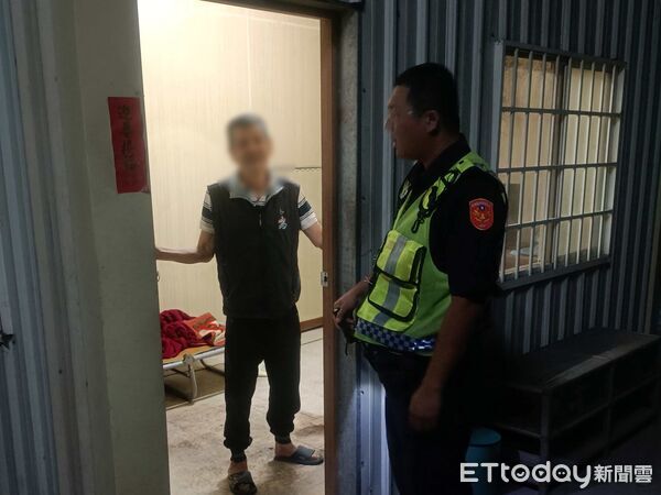 ▲內埔警方送李姓阿北返家。(圖/記者陳崑福翻攝)