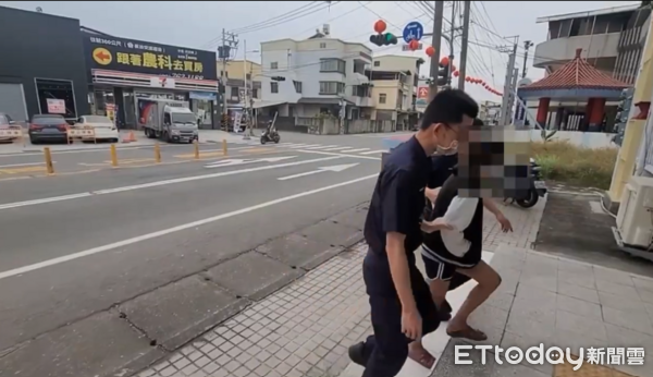 ▲屏東警分局帶回林女調查。(圖/記者陳崑福翻攝)