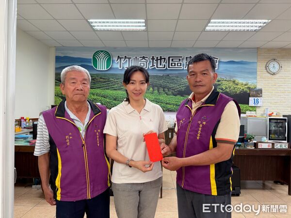 ▲▼ 採小番茄化愛心!竹崎農會攜手青農鹿滿國小 義賣助弱勢 。(圖/竹崎農會提供)