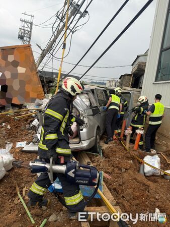 ▲陳男駕駛大貨車突然煞車失靈,追撞前方小貨車,造成10車追撞事故。(圖/記者陸運陞翻攝)