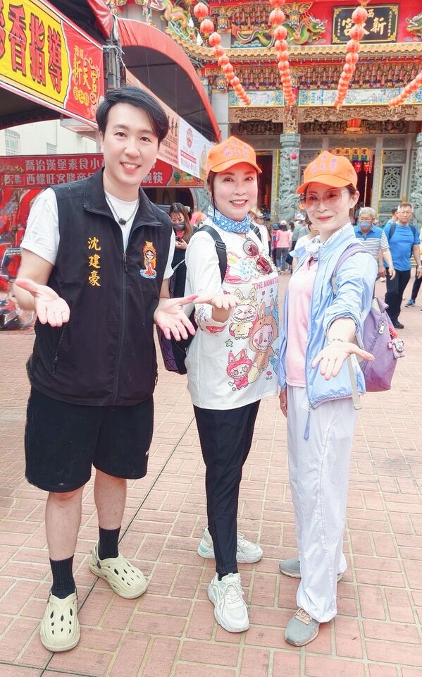 ▲▼ 沈建豪擔任白沙屯媽祖進香志工,同門師姐陳思安、林姍虔誠感恩之旅。(圖/豪記提供)