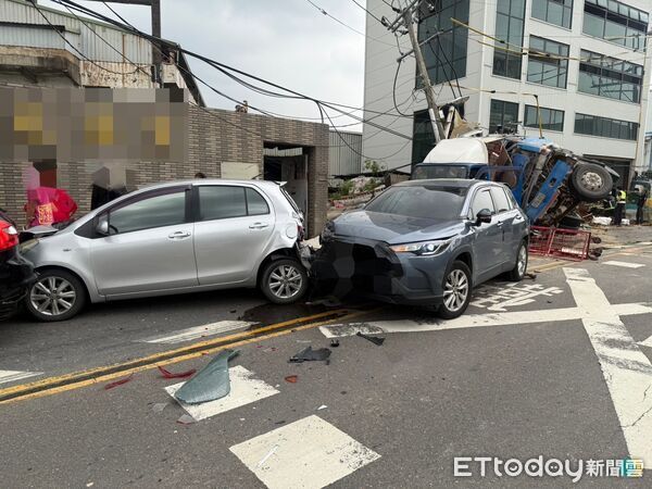 ▲陳男追撞前方小貨車,除了造成前方車輛追撞,停放圍牆內的車輛也遭受坡及。(圖/記者陸運陞翻攝)