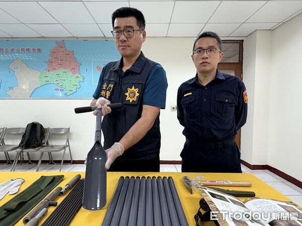 ▲▼金門623年古墓遭盜掘!陳福海頒破案獎金肯定警效率。(圖/記者鄭逢時攝)