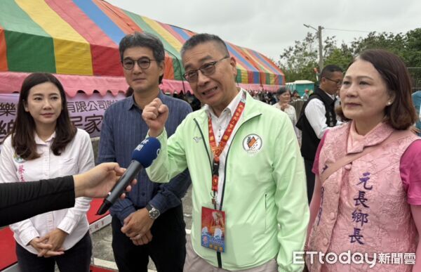 ▲民進黨秘書長徐國勇與立委劉建國到場為香燈腳加油打氣。(圖/記者游瓊華翻攝)