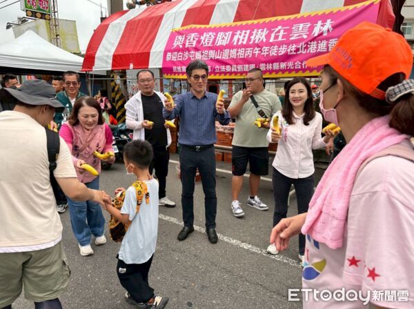 ▲民進黨秘書長徐國勇與立委劉建國到場為香燈腳加油打氣。(圖/記者游瓊華翻攝)