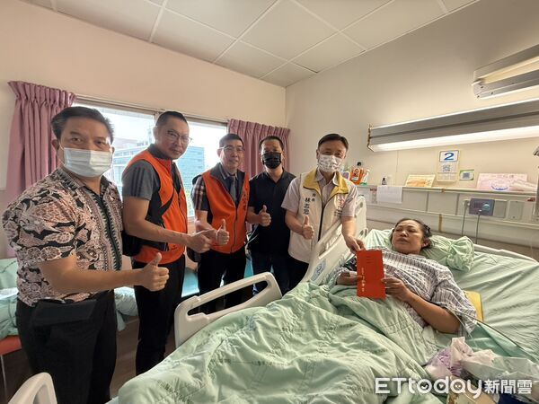 ▲南投縣政府探視車禍受傷印尼籍看護工,致贈慰問金盼早日康復。(圖/南投縣政府提供)