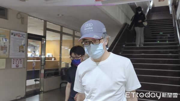 ▲▼台北市信義警分局福德街派出所前副所長李俊良,任內涉圖利「鮑魚大亨」鍾文智不實簽到,16日被台北地檢署起訴移審台北地院,交保80萬元結束羈押禁見,左手腕佩戴電子手環監控防逃。(圖/記者黃哲民攝)