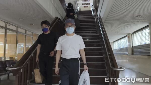 ▲▼台北市信義警分局福德街派出所前副所長李俊良,任內涉圖利「鮑魚大亨」鍾文智不實簽到,16日被台北地檢署起訴移審台北地院,交保80萬元結束羈押禁見,左手腕佩戴電子手環監控防逃。(圖/記者黃哲民攝)