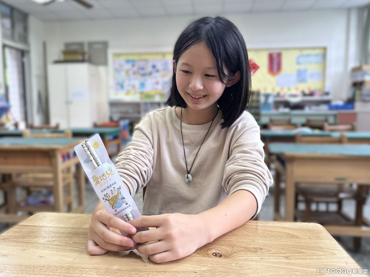 ▲▼黑松教育基金會,致贈各校參與本學年度創意環境提案的學生,每人一份種子鉛筆。。(圖/黑松教育基金會)