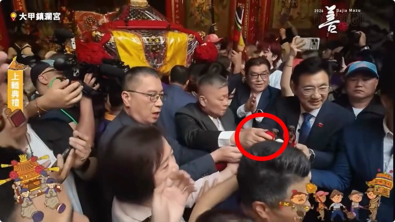 ▲▼大甲鎮瀾宮千里眼神像掉落。(圖/翻攝大甲鎮瀾宮直播)