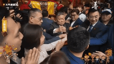 ▲▼大甲鎮瀾宮千里眼神像掉落。(圖/翻攝大甲鎮瀾宮直播)