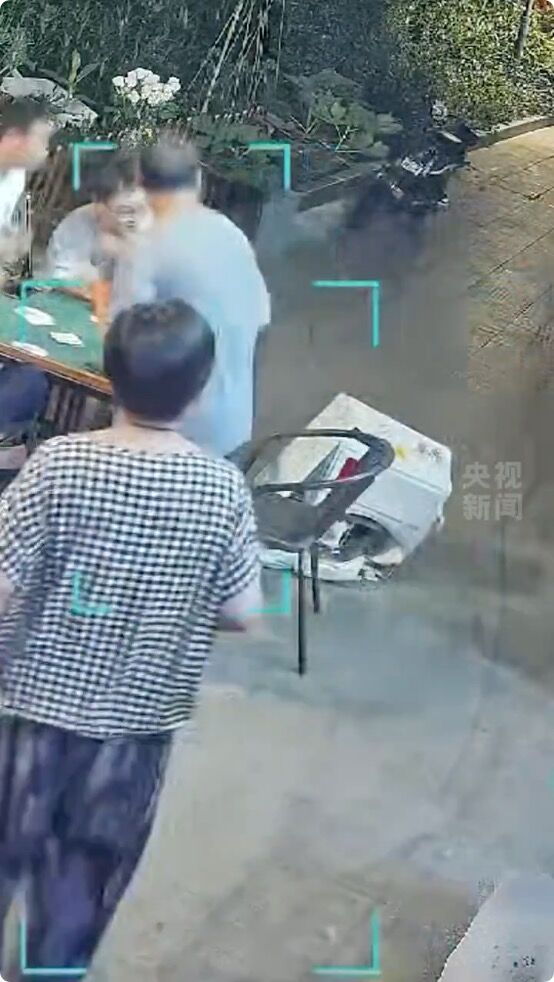 ▲▼大媽第六感躲砸落的冷氣。(圖/翻攝X)