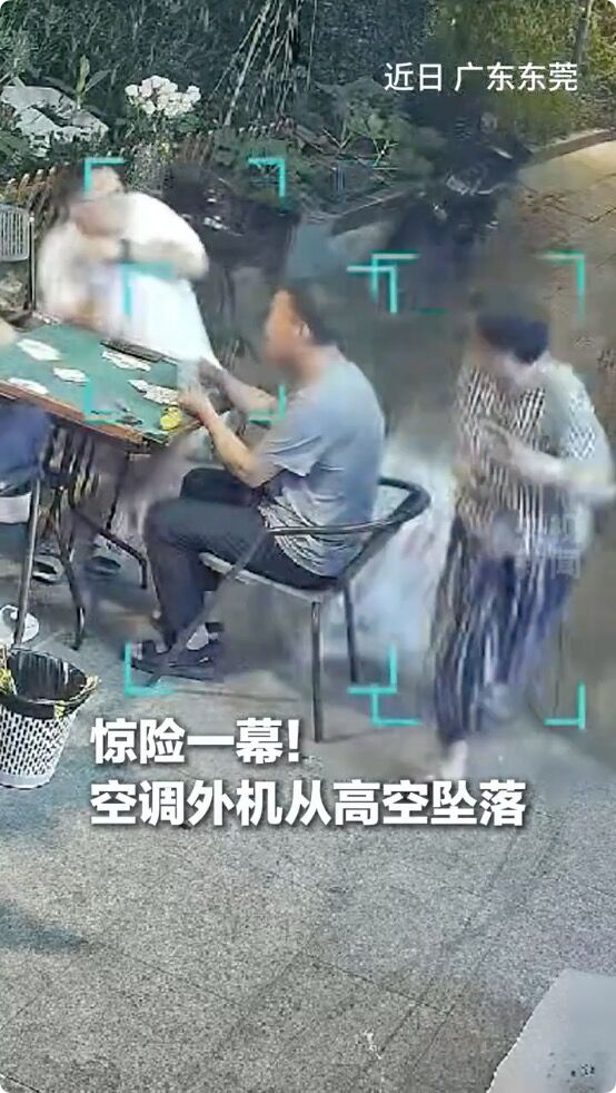 ▲▼大媽第六感躲砸落的冷氣。(圖/翻攝X)