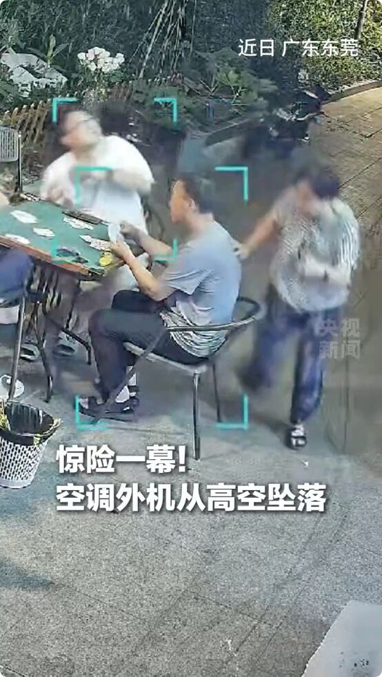 ▲▼大媽第六感躲砸落的冷氣。(圖/翻攝X)