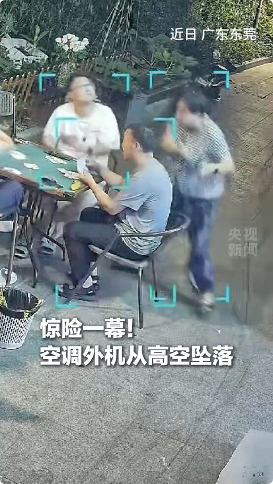 ▲▼大媽第六感躲砸落的冷氣。(圖/翻攝X)