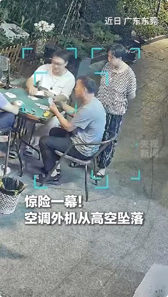▲▼大媽第六感躲砸落的冷氣。(圖/翻攝X)