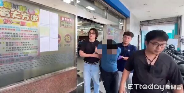 ▲台南市永康1家銀樓遭搶,警方40小時內鎖定嫌犯並成功逮捕,起獲被搶金飾贓物。(記者林東良翻攝,下同)