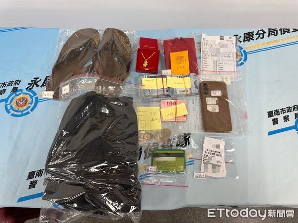 ▲台南市永康1家銀樓遭搶,警方40小時內鎖定嫌犯並成功逮捕,起獲被搶金飾贓物。(記者林東良翻攝,下同)