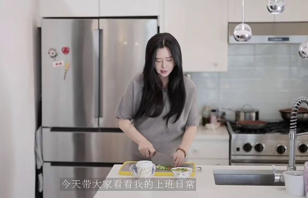 王祖賢在廚房裡幫智悟準備食物。(翻攝小紅書)