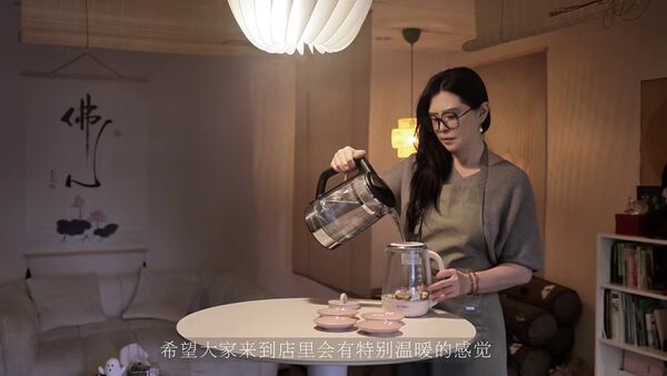 王祖賢在艾灸館裡,親自為客人準備養生茶。(翻攝小紅書)