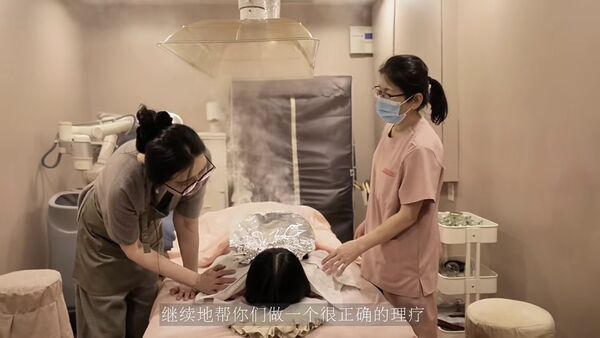 王祖賢親自為客人服務。(翻攝小紅書)