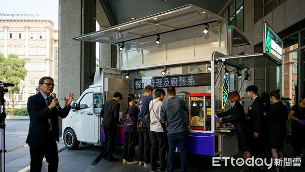▲崑山科大獲贈全台首部量產3.5噸電動商用車ET35。(記者林東良翻攝,下同)