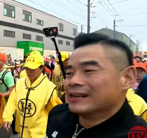 ▲白沙屯媽祖進彰化溪湖,鎮長何炳樺小跑步狂追。(圖/翻攝自白沙屯媽祖電視台)