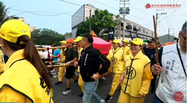 ▲白沙屯媽祖進彰化溪湖,鎮長何炳樺小跑步狂追。(圖/翻攝自白沙屯媽祖電視台)