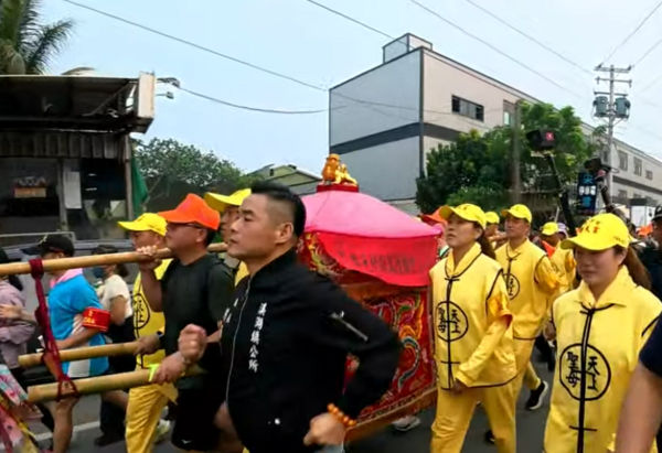 ▲白沙屯媽祖進彰化溪湖,鎮長何炳樺小跑步狂追。(圖/翻攝自白沙屯媽祖電視台)