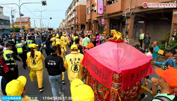 ▲白沙屯媽祖進彰化溪湖,鎮長何炳樺小跑步狂追。(圖/翻攝自白沙屯媽祖電視台)