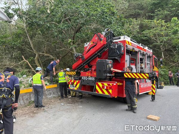 ▲南投竹山「砂石車撞破護欄」飛墜山谷!駕駛噴出車外 卡50m深處亡。(圖/記者高堂堯翻攝)