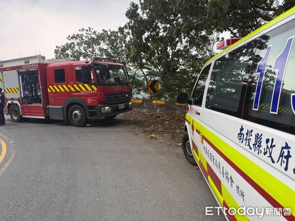 ▲南投竹山「砂石車撞破護欄」飛墜山谷!駕駛噴出車外 卡50m深處亡。(圖/記者高堂堯翻攝)