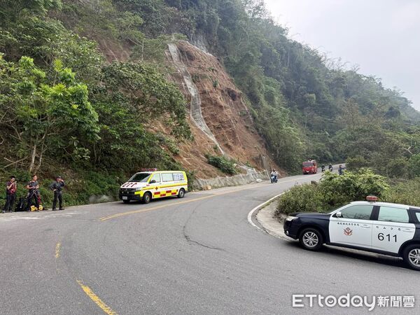 ▲南投竹山「砂石車撞破護欄」飛墜山谷!駕駛噴出車外 卡50m深處亡。(圖/記者高堂堯翻攝)