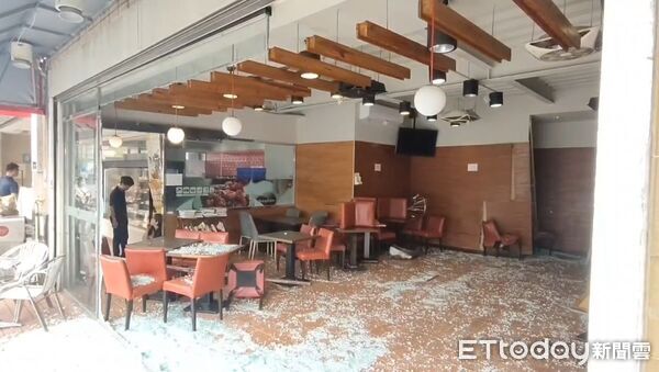 ▲▼ 苗栗頭份市中央路400號的85度C遭轎車衝撞,造成1人死亡。(圖/記者楊永盛翻攝,下同)