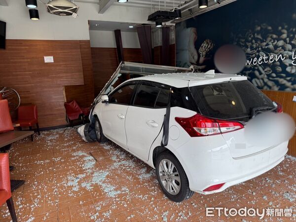 ▲▼ 苗栗頭份市中央路400號的85度C遭轎車衝撞,造成1人死亡。(圖/記者楊永盛翻攝,下同)