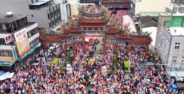▲白沙屯媽祖接近中午進入台中。(圖/翻攝自白沙屯媽祖網路電視台)