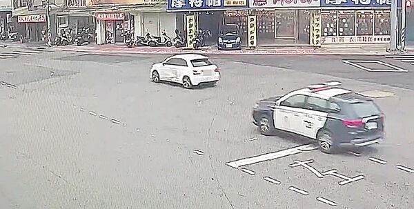 ▲桃園市平鎮警分局員警去年1月間巡邏時發現白色贓車時鳴笛追捕,但陳卻拒檢高速逃逸,圖為監視畫面。(資料照/平鎮警分局提供)