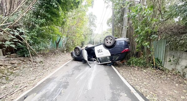 ▲桃園市平鎮警分局員警追捕竊盜車輛時遭衝撞導致巡邏車翻覆。(資料照/平鎮警分局提供)