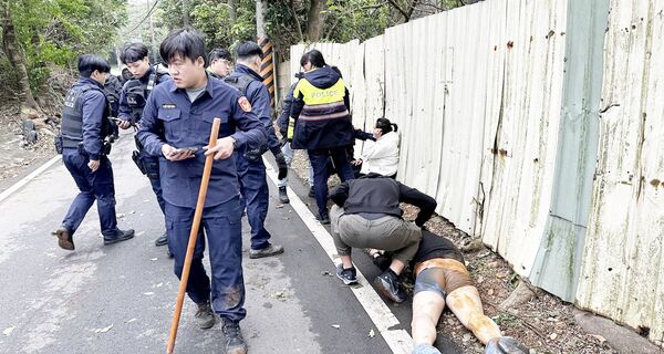 ▲桃園市平鎮警分局員警追捕竊盜車輛,員警奮力拘捕2名男女到案。(圖/平鎮警分局提供)