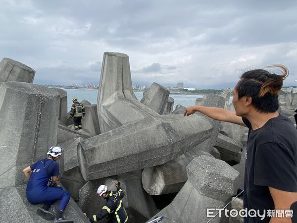 ▲▼搜救動員岸巡隊、消防隊、港警及海巡艇持續搜尋失蹤釣客。(圖/海巡東部分署提供,下同)