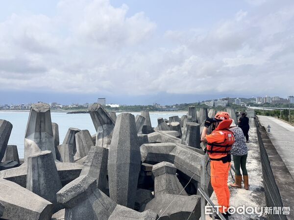 ▲▼搜救動員岸巡隊、消防隊、港警及海巡艇持續搜尋失蹤釣客。(圖/海巡東部分署提供,下同)