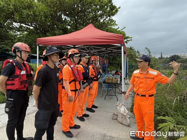 ▲▼搜救動員岸巡隊、消防隊、港警及海巡艇持續搜尋失蹤釣客。(圖/海巡東部分署提供,下同)