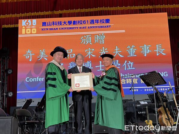 ▲校長李天祥(左)親自頒授「名譽博士學位」予奇美食品董事長宋光夫(右),總統府資政沈榮津(中)親臨見證(記者林東良翻攝,下同)