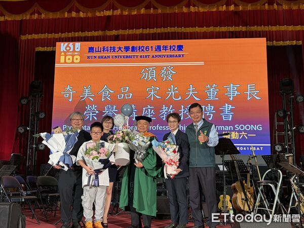 ▲校長李天祥(左)親自頒授「名譽博士學位」予奇美食品董事長宋光夫(右),總統府資政沈榮津(中)親臨見證(記者林東良翻攝,下同)