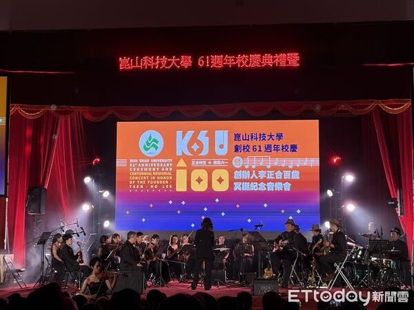 ▲校長李天祥(左)親自頒授「名譽博士學位」予奇美食品董事長宋光夫(右),總統府資政沈榮津(中)親臨見證(記者林東良翻攝,下同)