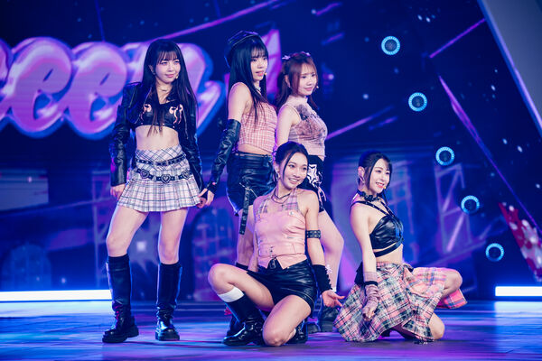 ▲▼B組左起 艾莉兒、柔柔、Yula、紀欣伶、黛比、MC銀赫。(圖/緯來提供)